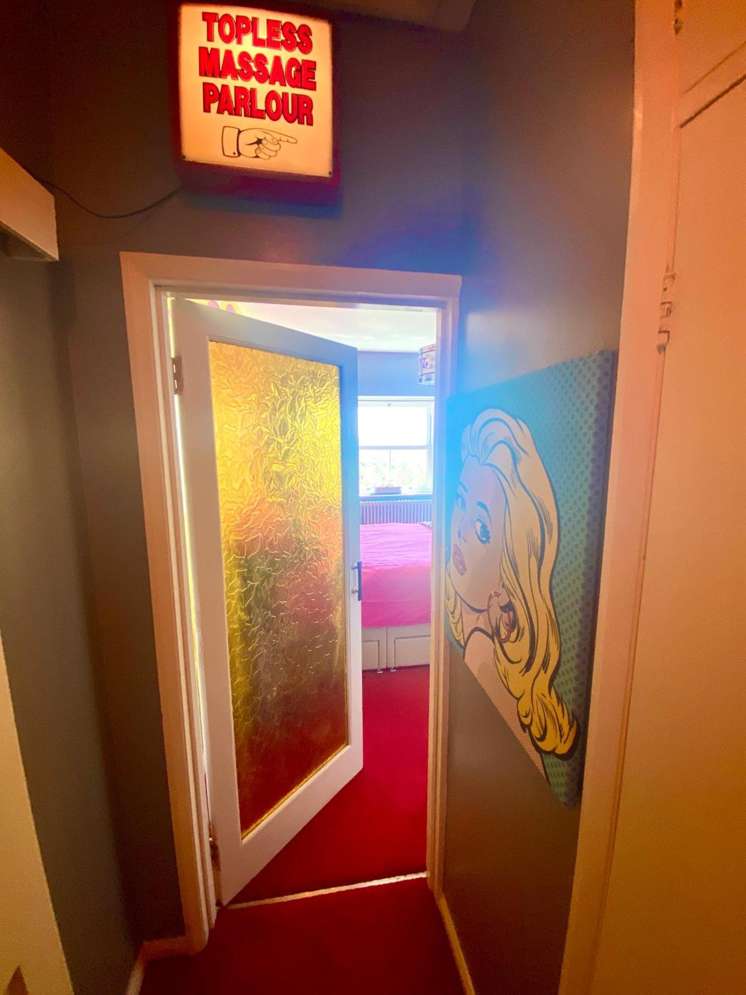 Pop Art Pad Heart Of Old Town With Parking! Apartment Hastings Bagian luar foto