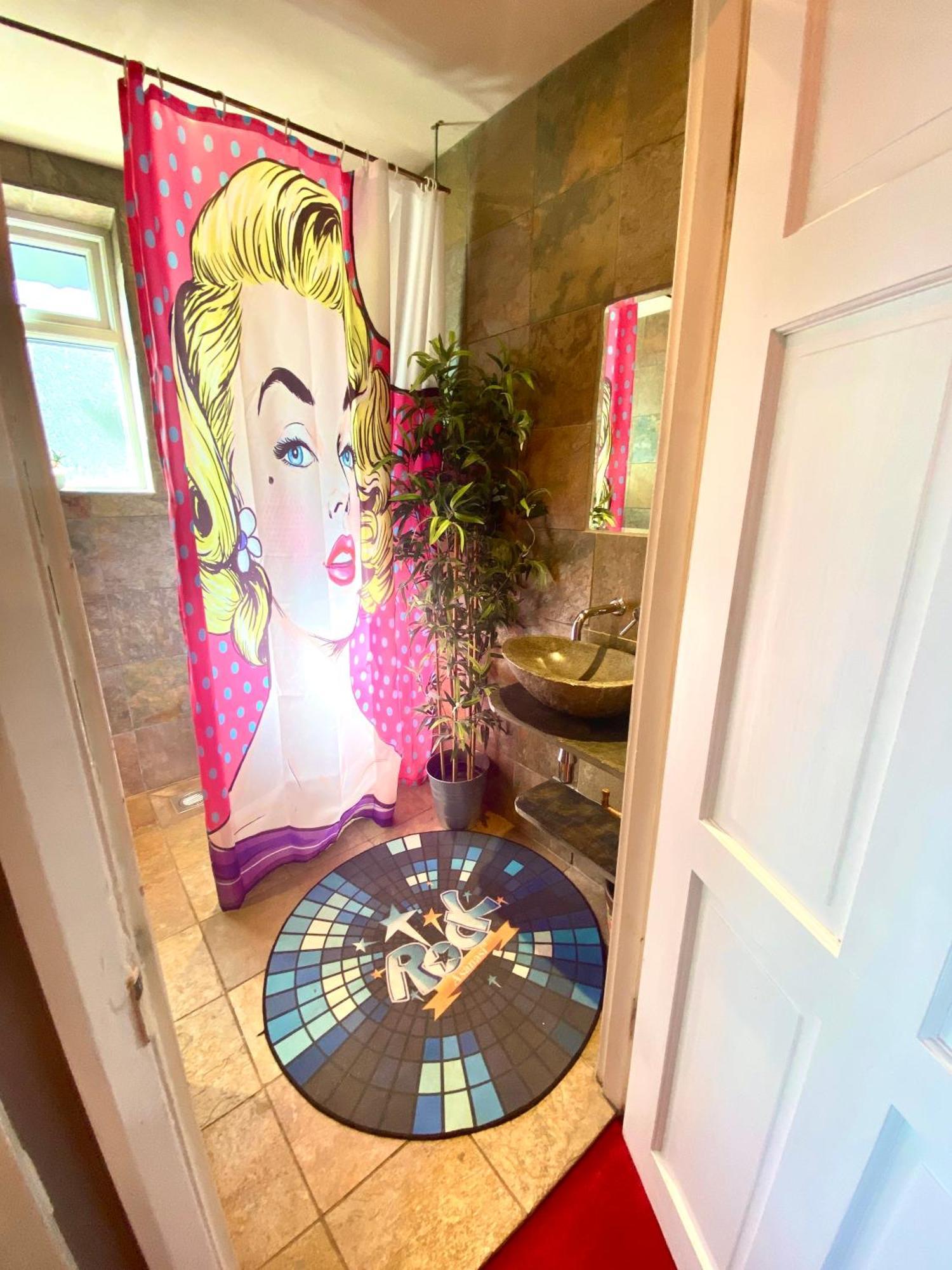 Pop Art Pad Heart Of Old Town With Parking! Apartment Hastings Bagian luar foto